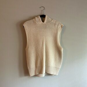 Crème vest with hood